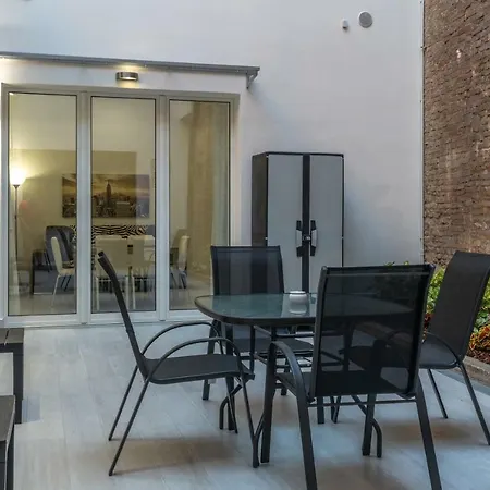 Daire Dimora Santo Stefano: Ampia, Con Giardino Privato