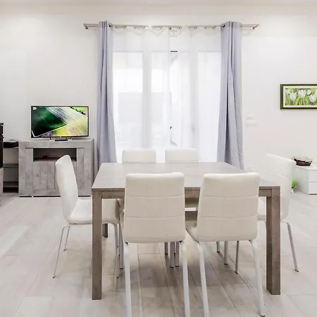 Dimora Santo Stefano: Ampia, Con Giardino Privato Apartmán *