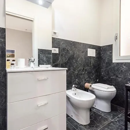 Apartment Dimora Santo Stefano: Ampia, Con Giardino Privato