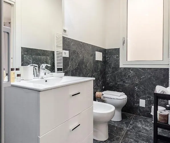 Apartment Dimora Santo Stefano: Ampia, Con Giardino Privato Bologna